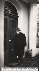 01.12.1989 - RI president Hugh M.Archer Tallinna RK kodumaja (koguneti 1930.aastast) uksel