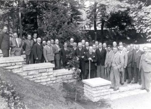 19.08.1932 - Paul Harris (labidaga) ja Tallinna Rotary Klubi peale tamme istutamist